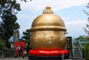 神社参拝と鈴の歴史：神聖な音の由来｜神社の鈴の大きさの意味と仏閣の鐘の大きさの意味