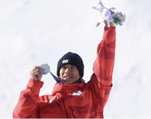 [Verification image] Did Yukima Horishima's knee touch the snow? The trajectory of his skis at the moment they bounced off during a dual mogul skiing session