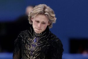 [Summary] Marinin falls on quad axel! He gets stuck in a hole in the ice