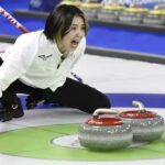 吉村紗也香カーリングの無言の膝つき画像！「ズボンが真っ白」…極寒のベンチで祈り続けた執念の15分