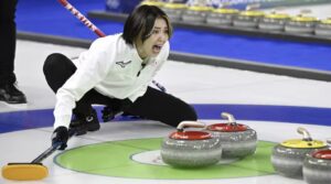 吉村紗也香カーリングの無言の膝つき画像！「ズボンが真っ白」…極寒のベンチで祈り続けた執念の15分