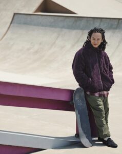 The truth behind the "left hand" incident that caused a stir on social media and fans' reactions