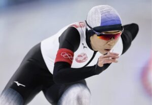 Defying gravity with a low stance! The reason for the deep forward lean that almost makes your knees touch the ice