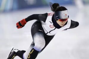 Miho Takagi's 1500m is out of this world! The angle of her ankle is wrong.