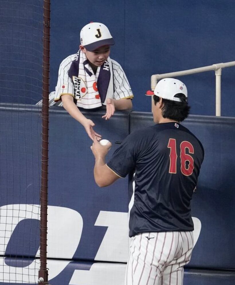 Shohei Ohtani identifies a "real baseball kid" by signing autographs at lightning speed