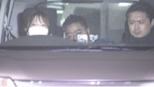 It is clear that the reasons behind Nakamoto Kensuke's facial scars were the intense stress of living an irregular life and being wary of those around him. The grooves on his face tell the story of the harshness of his escape.